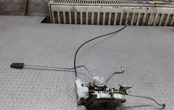 Toyota Yaris Front door lock 