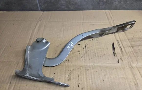 Engine bonnet/hood hinges