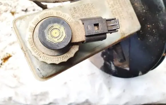 Brake fluid reservoir