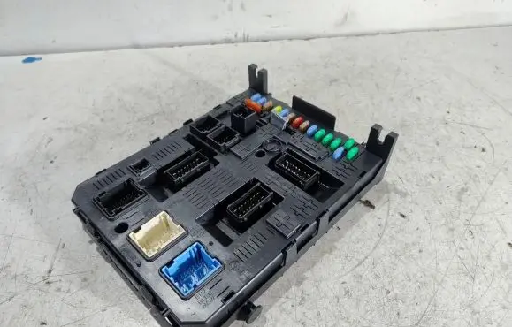 Peugeot 5008 Fuse box set 9812188580