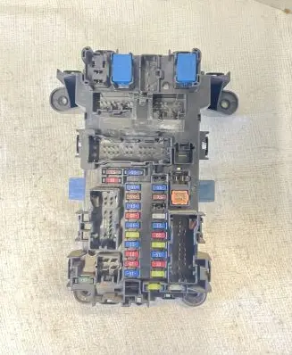 Suzuki Grand Vitara II Fuse module 16287K15 64J2