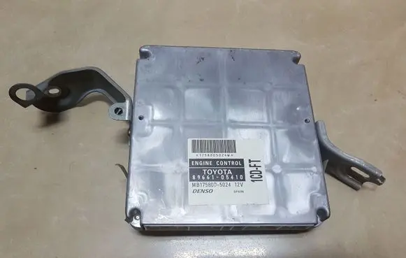 Toyota Avensis T220 Engine control unit/module 8966105410