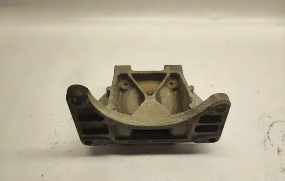 Dodge Charger Gearbox mounting bracket 05147200AD P05147200AD