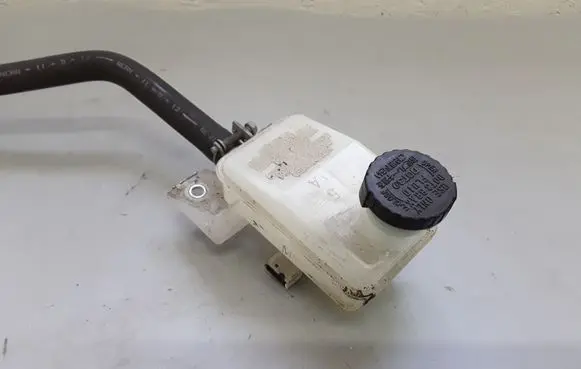 Nissan Leaf I (ZE0) Power steering fluid tank/reservoir NOCODE