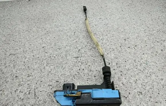 Volvo V70 Front door lock 8650546