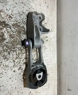 Toyota C-HR I Engine mount bracket