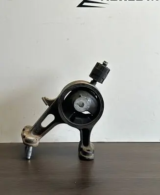 Toyota Avensis T270 Engine mount bracket Trp3avb7290