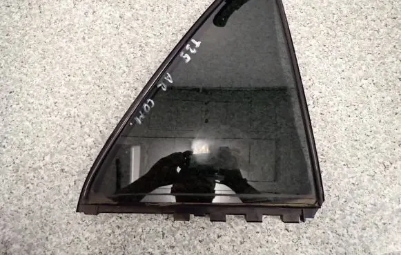 Toyota Avensis T250 Sliding door window/glass 