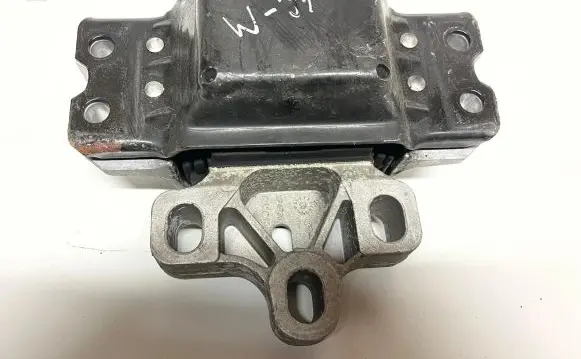 Volkswagen PASSAT B6 Engine mount bracket 3C0199555