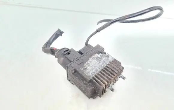 Audi A6 S6 C5 4B Coolant fan relay 