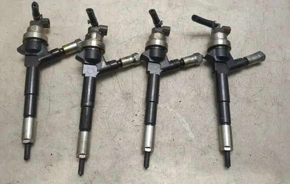 Opel Corsa D Fuel injectors set 55567729 12M08098