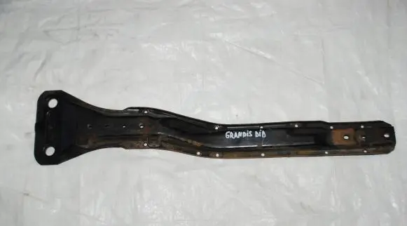 Mitsubishi Grandis Engine mounting bracket