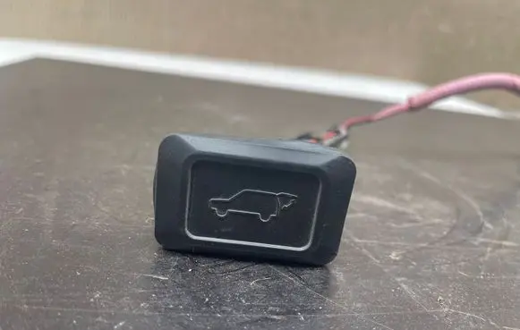Lexus RX 330 - 350 - 400H Tailgate/trunk/boot open switch 15A718