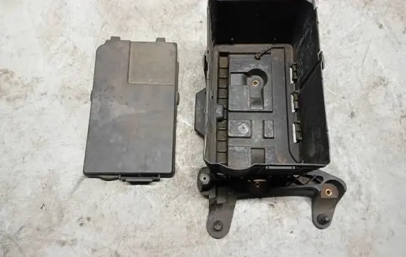 Audi A3 S3 A3 Sportback 8P Battery box tray 1K0915333