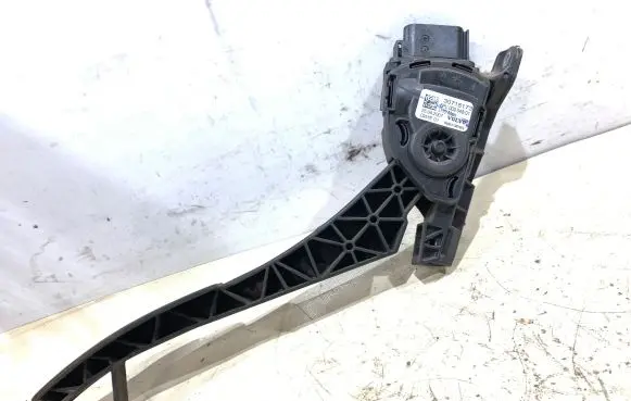 Volvo V70 Accelerator throttle pedal 30715173 6PV00954801 C95YE01