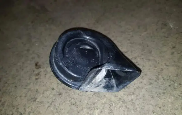 BMW 5 E39 Horn signal 703881157