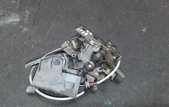Volkswagen II LT Front door lock 9017200235 9017200166