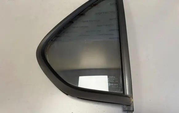 Opel Frontera B Rear vent window glass 43R00082