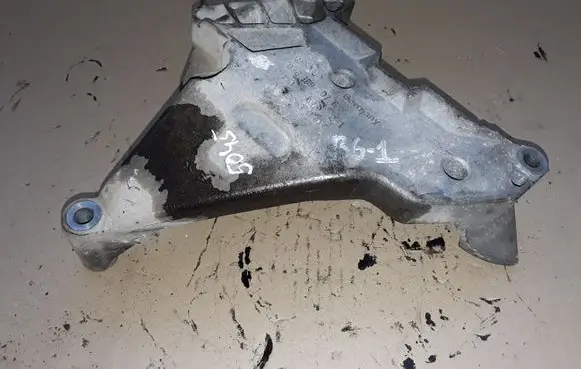 Volkswagen PASSAT B6 Engine mounting bracket 03G199207E