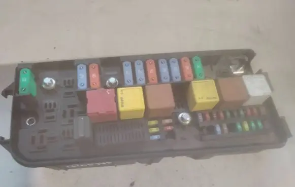 Opel Signum Fuse module 13205799