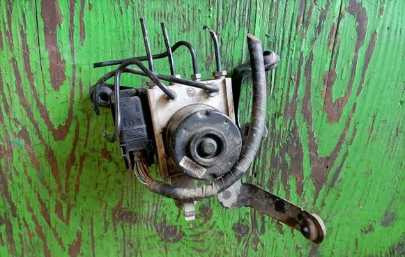 Ford Fiesta ABS Pump 4S612M110CC