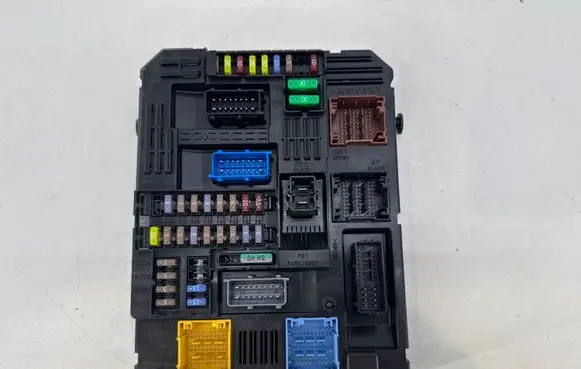 Opel Combo E Fuse module 9832880380 28709105
