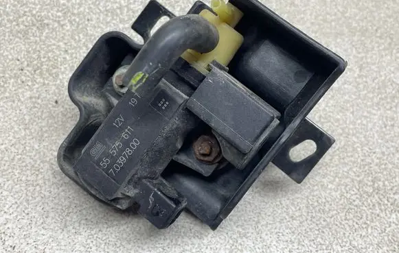 Opel Insignia A Turbo solenoid valve 55575611