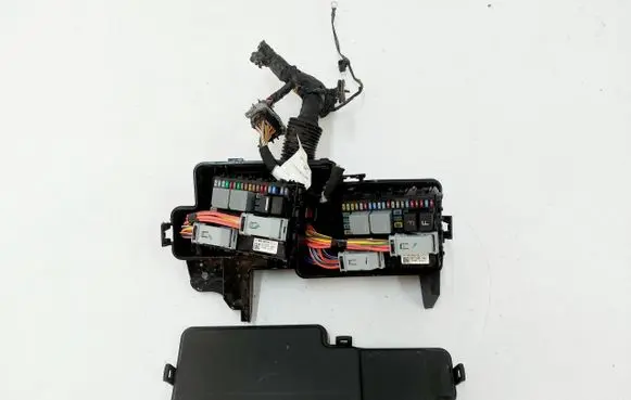 Land Rover Defender Fuse box cover M8B2-14A073-GC