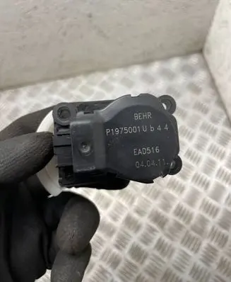 Peugeot 5008 Air flap motor/actuator P1975001U EAD516