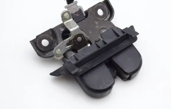 Audi A4 S4 B5 8D Tailgate/trunk/boot lock/catch/latch 8D9827520A