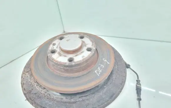 Opel Vivaro Rear wheel hub spindle/knuckle 