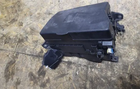 Toyota Auris 150 Fuse module 8266202190