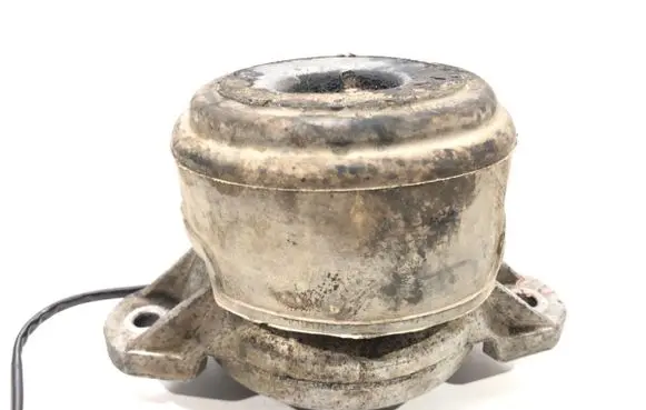 Engine mount vacuum valve