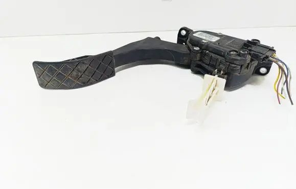 Accelerator throttle pedal