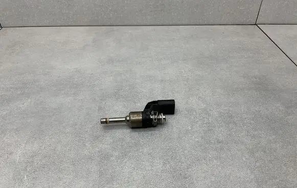 Volkswagen Scirocco Fuel injector 03C906036M
