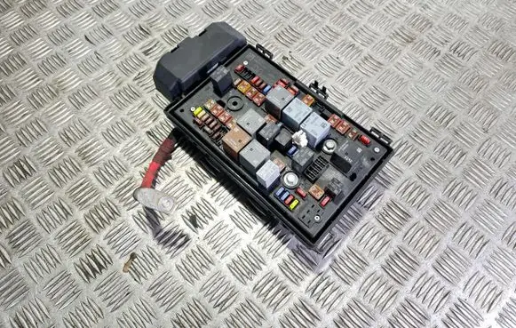 Opel Zafira C Fuse module 11000139