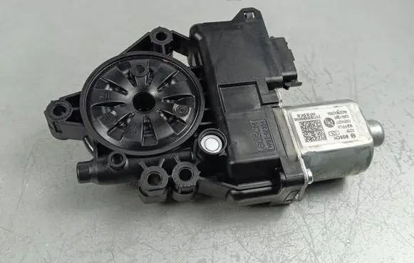 KIA Sorento IV Front door window regulator motor 82450P2010