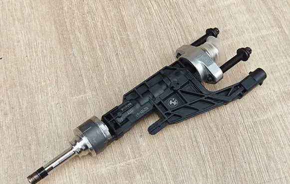 BMW 5 G30 G31 G38 Fuel injector 8656548