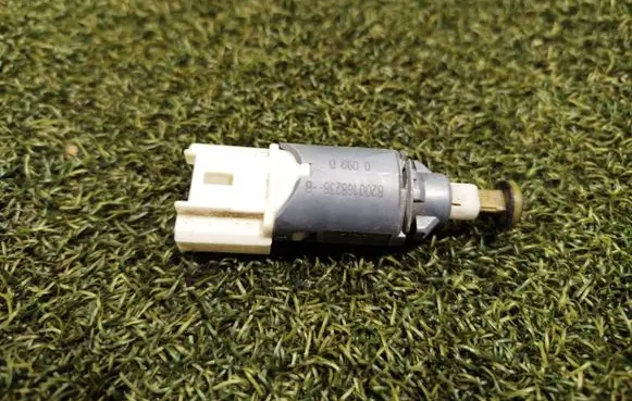 Renault Master III Brake pedal sensor switch 8200168238 8200168238B
