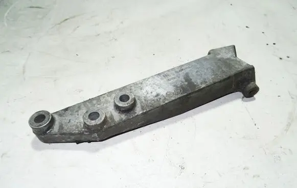Opel Vectra B Engine mounting bracket 90495450
