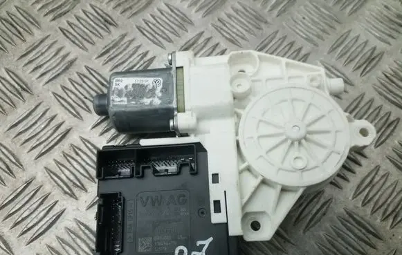Volkswagen PASSAT B6 Front door window regulator motor 3C0959792C