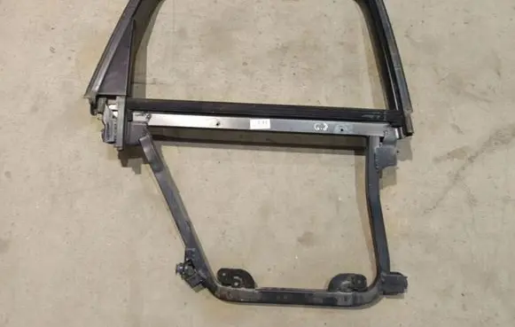Volkswagen Touareg I Rear door window/glass frame