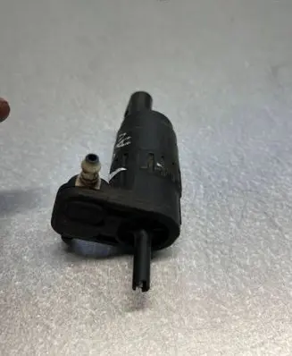 Volkswagen Golf V Headlight washer pump ---