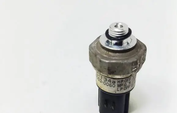 KIA Carens I Air conditioning (A/C) pressure sensor T460530060