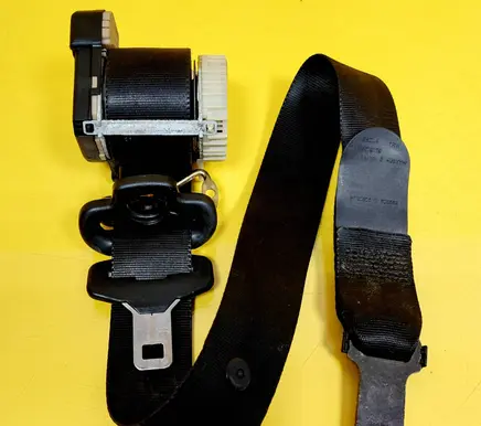 Ford Mondeo Mk III Front seatbelt 33012179