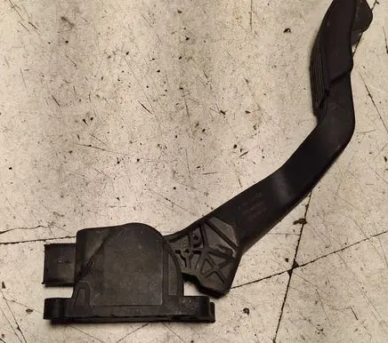 Accelerator throttle pedal