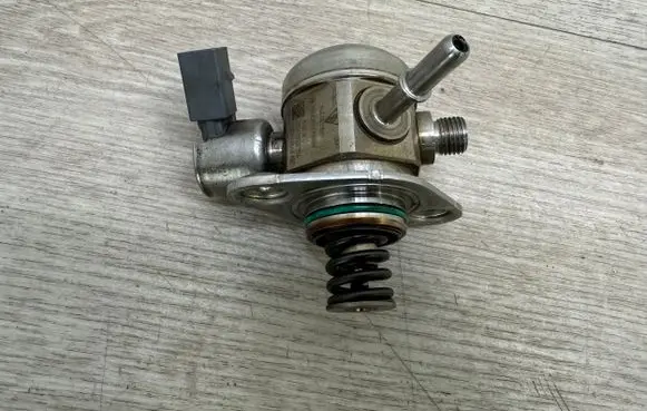 Porsche Macan (95B) Fuel injection high pressure pump 94611031561 0261520304