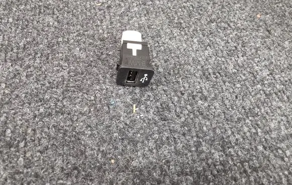 BMW 4 G22 G23 G24 G26 USB socket connector 745580