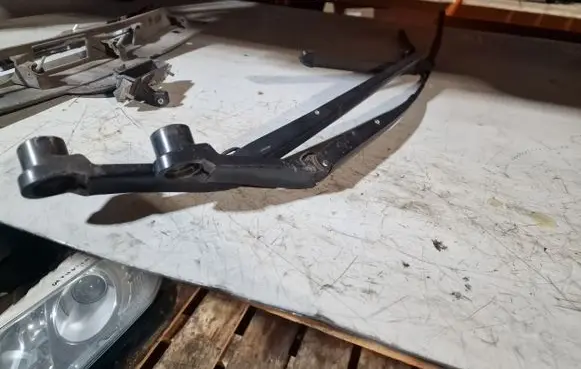 Mazda CX-7 Front wiper blade arm