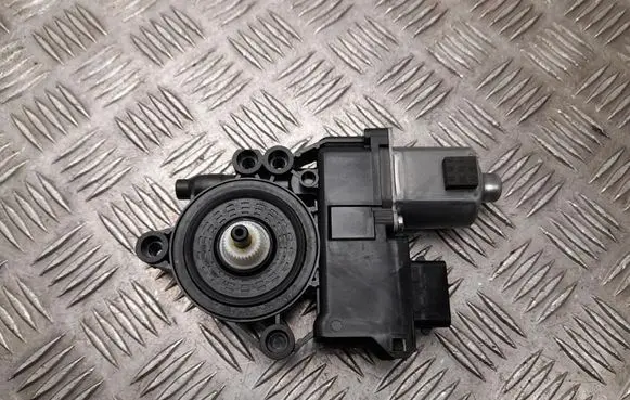 Hyundai Kona II Front door window regulator motor 82450BE110